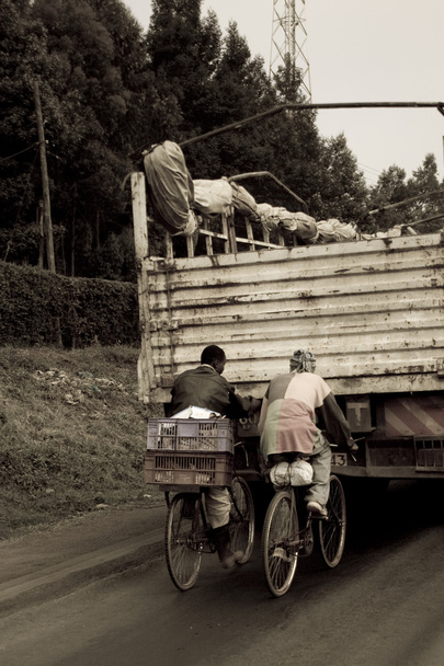 Männer fahren in Kenia bergauf - Foto, Bild