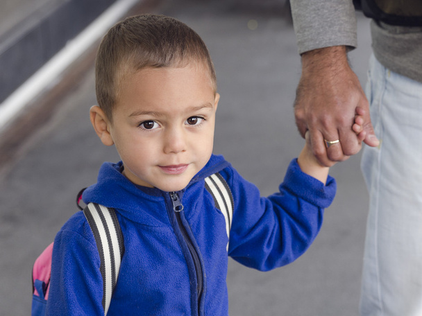 Ребенок держит отца за руку
 - Фото, изображение