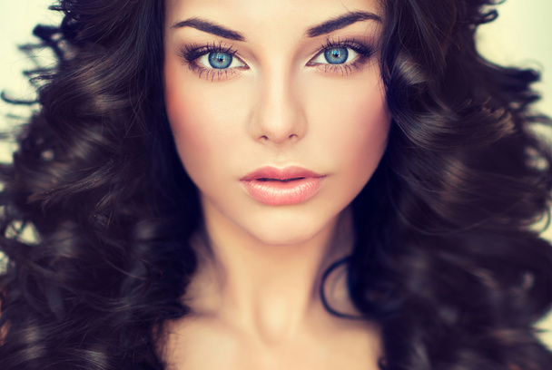 Όμορφη γυναίκα με αίγλη μακιγιάζ - Φωτογραφία, εικόνα