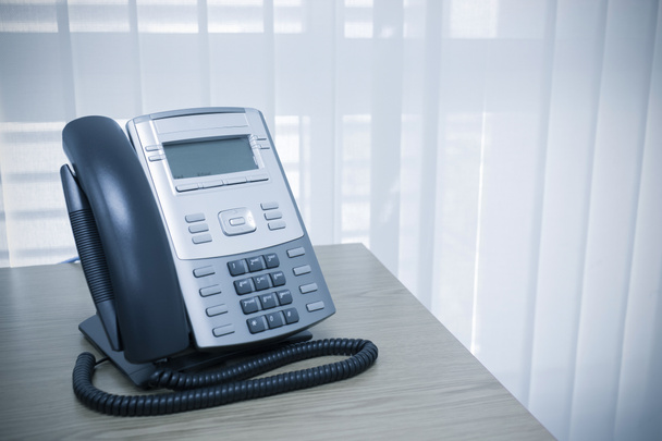 телефон на рабочем столе бизнес-офиса обслуживания номеров
 - Фото, изображение
