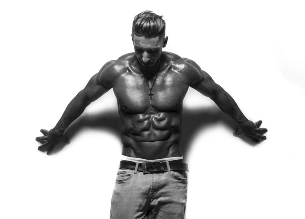 męski model fitness z sześć pensów - Zdjęcie, obraz