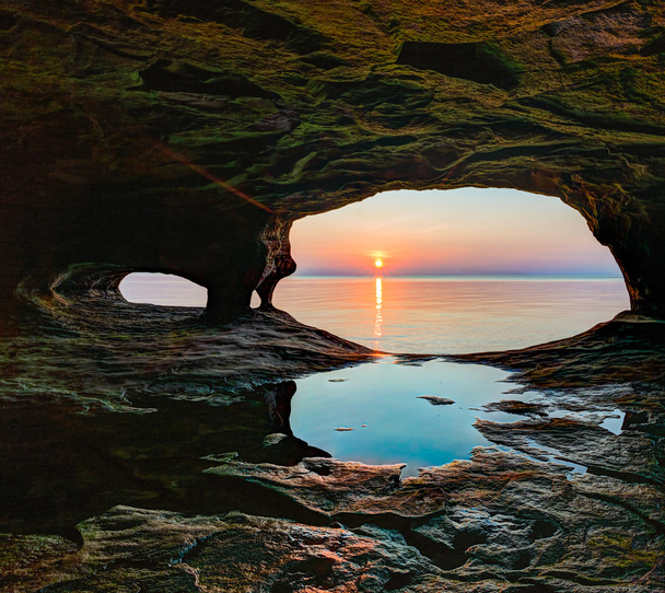 Απομονωμένη θαλάσσια σπηλιά δύση του ηλίου - Φωτογραφία, εικόνα