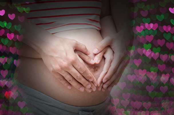 Coppia amorevole mani sulla pancia incinta
 - Foto, immagini