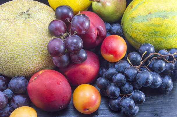 Různé ovoce na tmavý dřevěný stůl - Fotografie, Obrázek