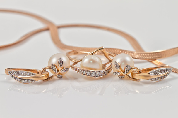 conjunto de pendientes de oro y anillo de oro
 - Foto, imagen