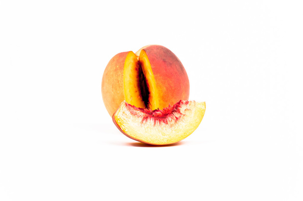 Персик с белым фоном
. - Фото, изображение