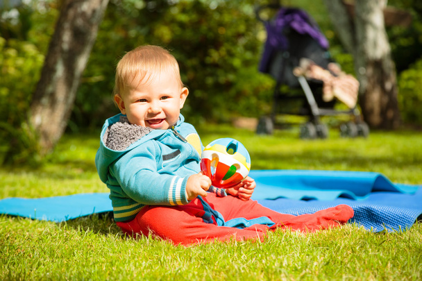 屋外でボールで遊んで幸せな赤ちゃん - 写真・画像