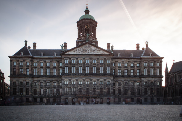 Palacio Real (holandés: Koninklijk Paleis) en la ciudad de Amsterdam
 - Foto, imagen