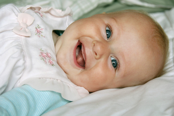 Super feliz 4 meses de idade bebê menina sorrindo
 - Foto, Imagem