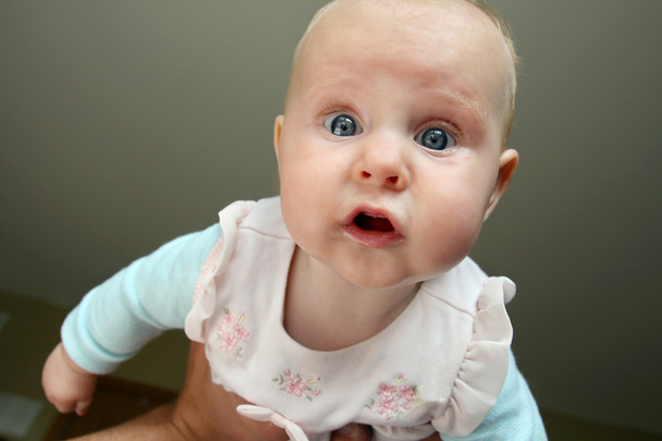 meisje van de baby camera kijken - Foto, afbeelding