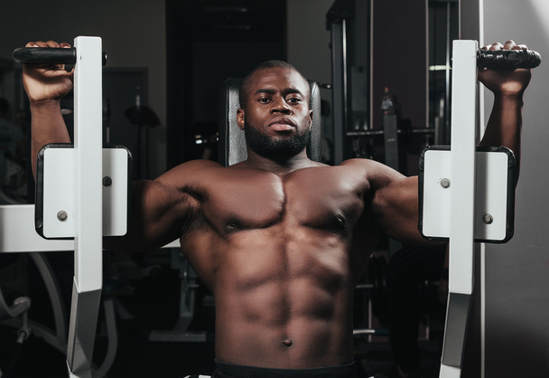 Weight training African doing bodybuilding - Фото, изображение