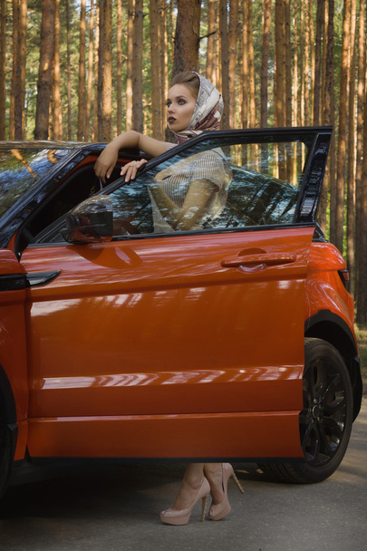 Muoti nainen seisoo lähellä ajoneuvon avattu ovi
 - Valokuva, kuva