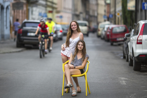 Meninas adolescentes na rua da cidade velha
 - Foto, Imagem