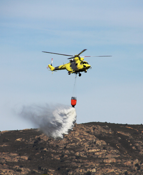 Πυροσβεστικά ελικόπτερα φωτιά στο βουνό - Φωτογραφία, εικόνα