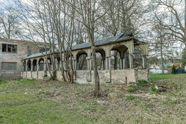 Edificio abandonado y dañado en una ciudad balneario Birstonas
 - Foto, Imagen