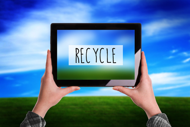 Concept de recyclage, Femme avec ordinateur tablette numérique en plein air
 - Photo, image