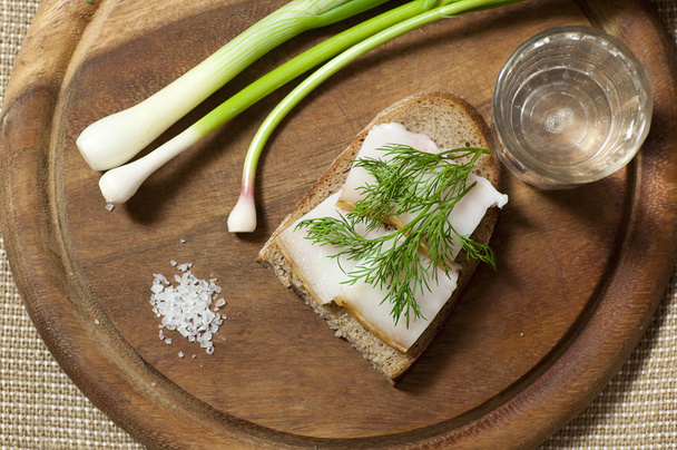 Sandwich mit gesalzenem Schmalz auf Roggenbrot und Wodka - Foto, Bild