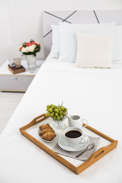 Desayuno en la cama
 - Foto, Imagen