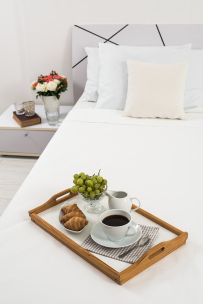 Aamiainen sängyssä
 - Valokuva, kuva