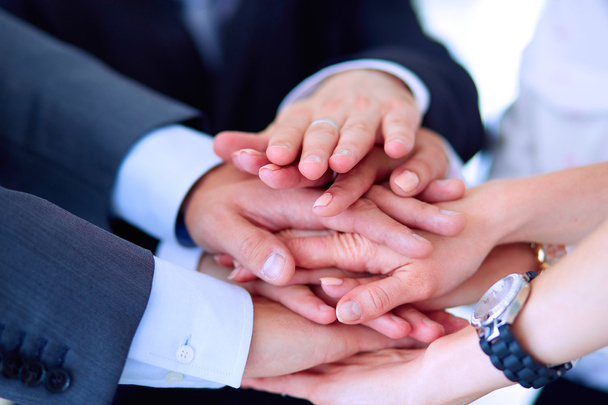 Liikemiehet kädet yhdessä ympyrässä
 - Valokuva, kuva