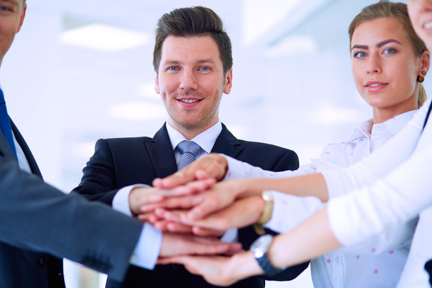 Gente de negocios con las manos juntas en un círculo
 - Foto, Imagen