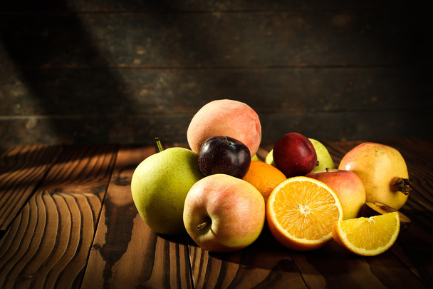 A fából készült asztal egzotikus gyümölcsök széles választékát - Fotó, kép