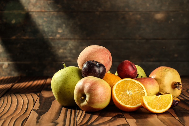 Surtido de frutas exóticas en la mesa de madera
 - Foto, imagen