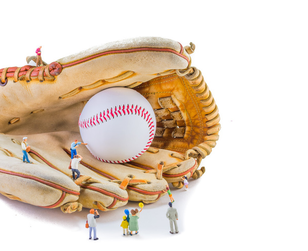 kép a minifigura gyerek baba kesztyű base ball és a labda - Fotó, kép