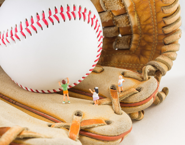 Bild der Mini-Figur Kinderpuppen mit Baseball-Handschuh und Ball - Foto, Bild
