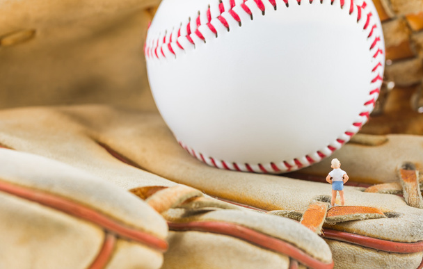 野球グローブとボールのミニフィギュアの子供人形のイメージ - 写真・画像