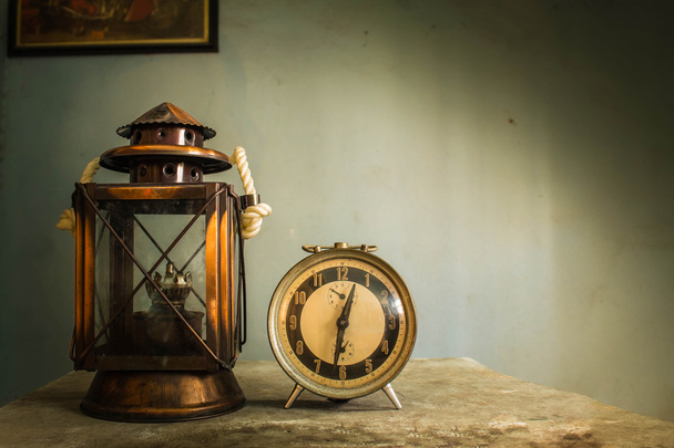 古いランプ、目覚まし時計  - 写真・画像