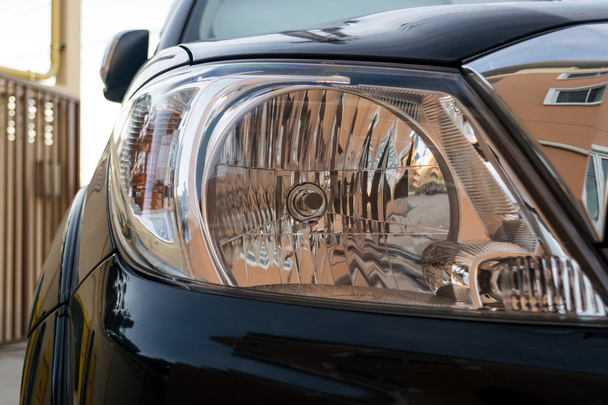 Koplamp een krachtig licht aan de voorzijde van een motorvoertuig - Foto, afbeelding