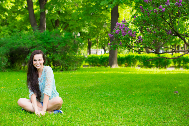 Uśmiechający się nastolatek na trawie - Zdjęcie, obraz