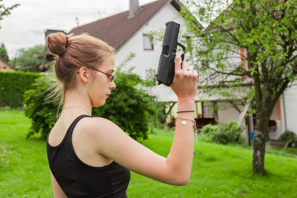 Dospívající dívka s pistolí v pohotovosti - Fotografie, Obrázek
