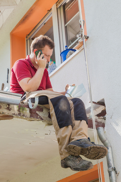 Balkon restorasyon-çalışma-mola, genç adam - Fotoğraf, Görsel