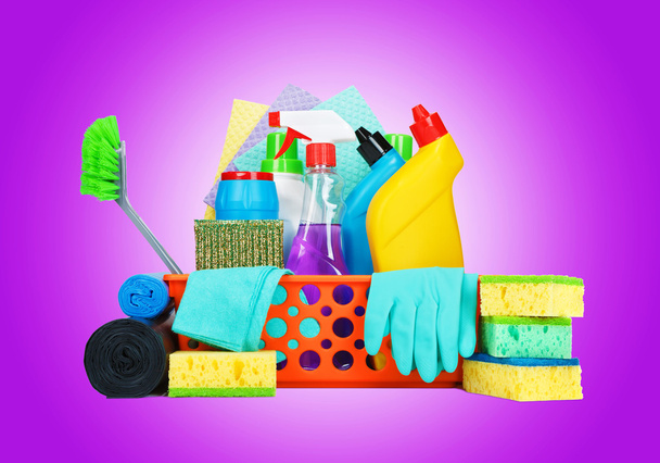 Variedade de suprimentos de limpeza em uma cesta
 - Foto, Imagem