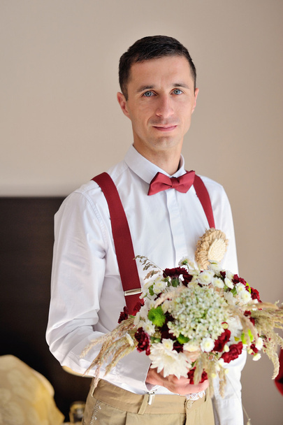 portrét ženicha s kyticí v ruce - Fotografie, Obrázek