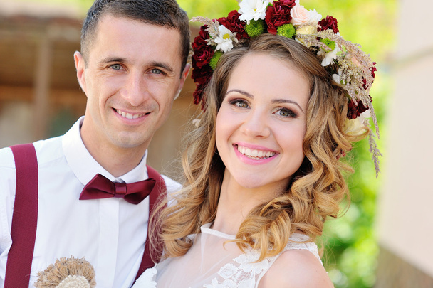 Happy bride and groom on their wedding day - Foto, imagen