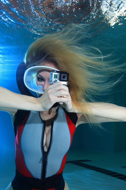 Vrouwelijke duiker met camera - Foto, afbeelding