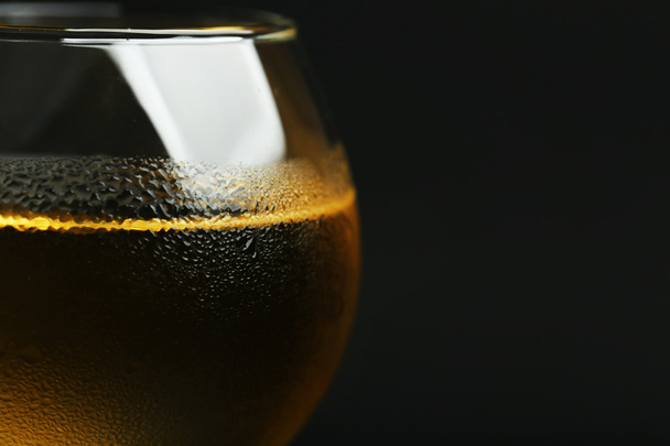 Copa de vino sobre fondo oscuro - Foto, Imagen