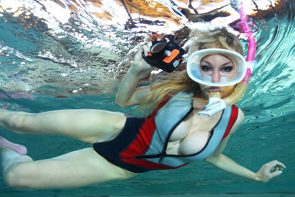 sexy vrouwelijke snorkelaar - Foto, afbeelding