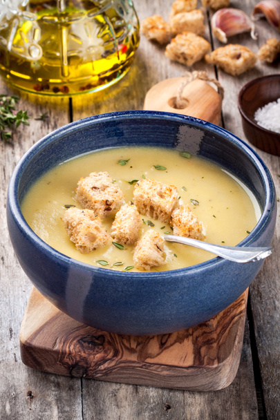 zelfgemaakte courgette crème soep met croutons - Foto, afbeelding