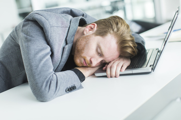 Ofiste uyumak yorgun genç adam - Fotoğraf, Görsel