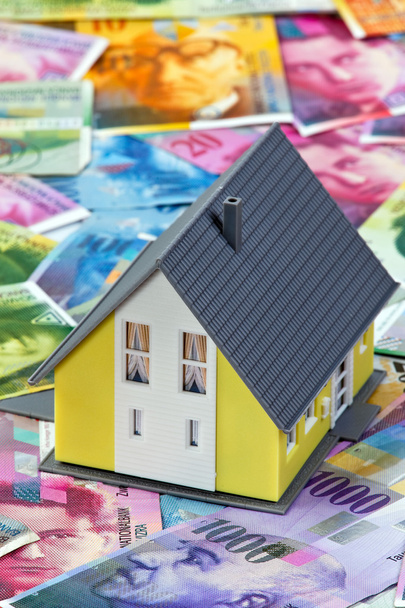 Швейцарский франк и дом-модель
 - Фото, изображение