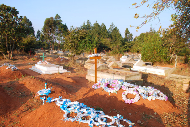 Groby na cmentarzu wsi Pomerini Tanzania, Afr - Zdjęcie, obraz