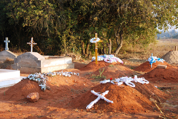 A sírok a temető szélén Pomerini Tanzánia, Afr - Fotó, kép