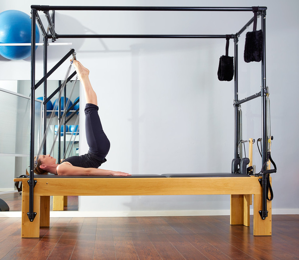 Pilates-Frau in Reformator-Turmübung im Fitnessstudio - Foto, Bild