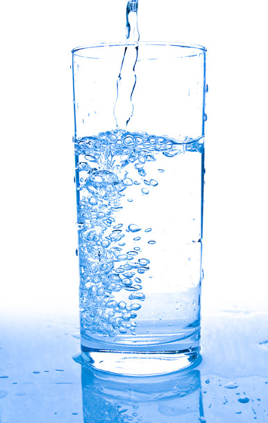 vaso de agua que se vierte
 - Foto, imagen