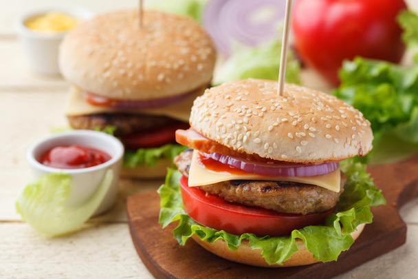Hamburgerek a fa tábla - Fotó, kép