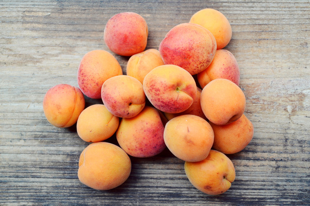 Beaucoup d'abricots orange vif
 - Photo, image